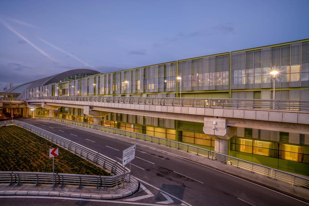 Tav Airport Hotel Izmir Zewnętrze zdjęcie