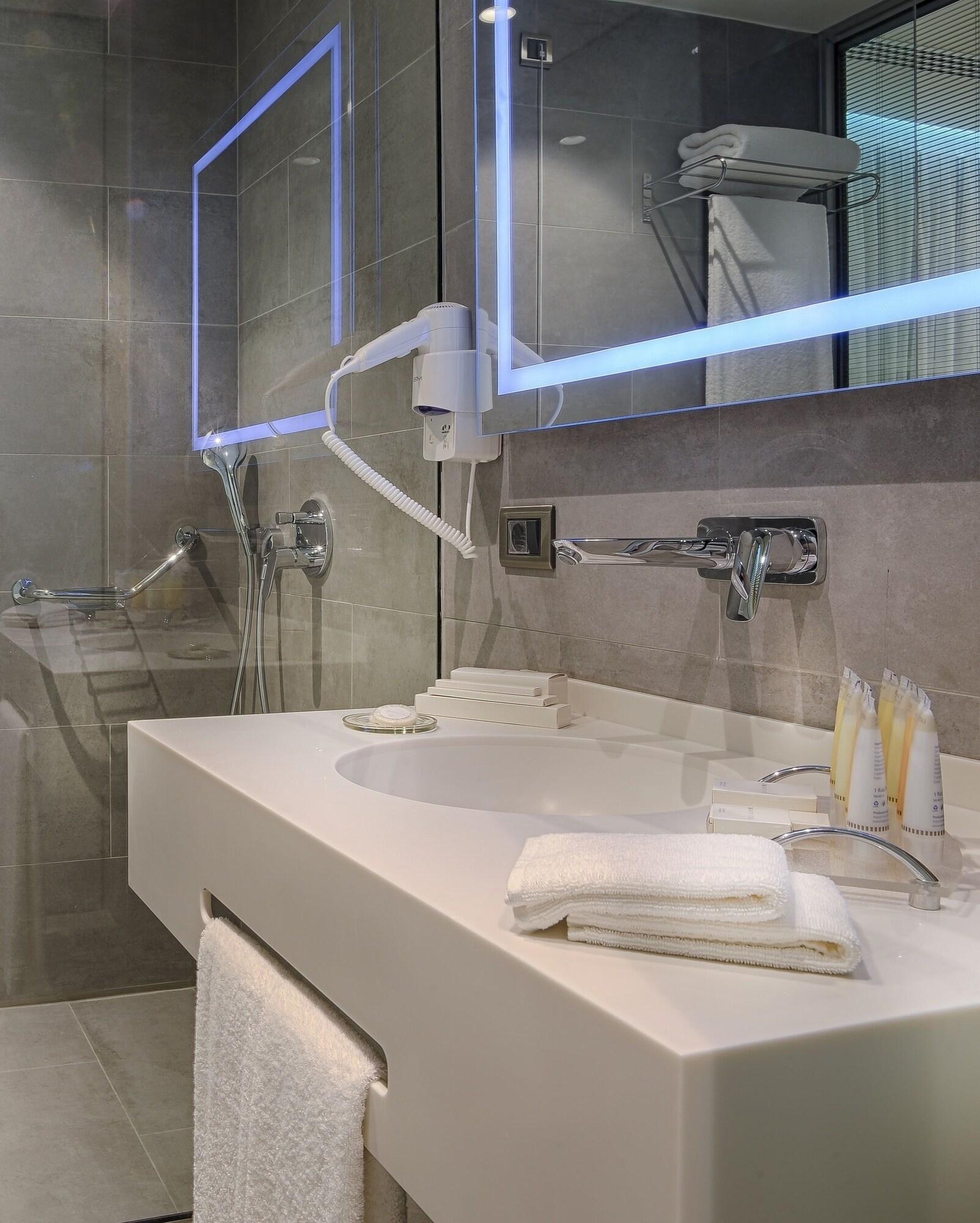 Tav Airport Hotel Izmir Zewnętrze zdjęcie